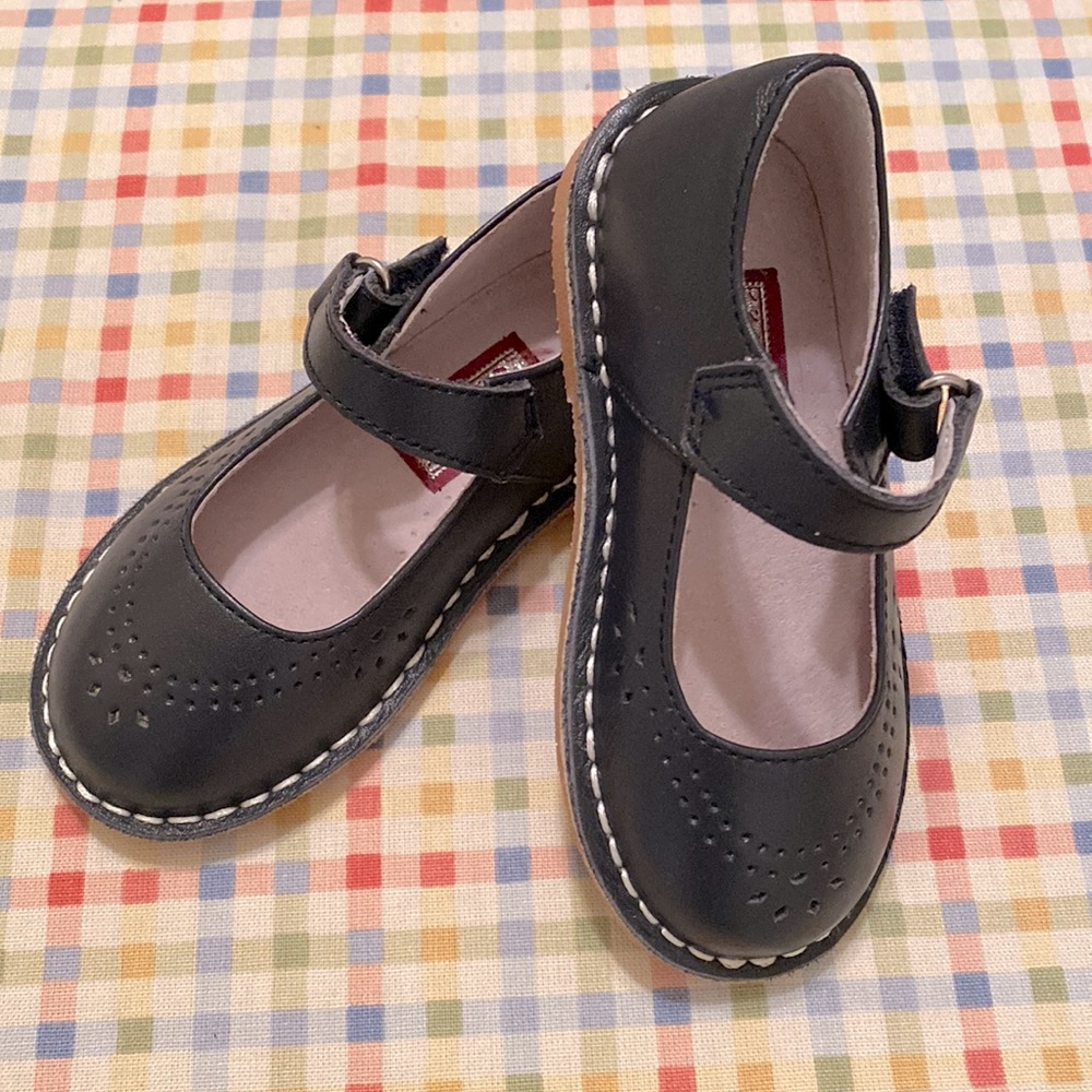 L'Amour Girls Classic Navy Perforated Leather Mary Jane. Size 8 Toddler. BNWOT!